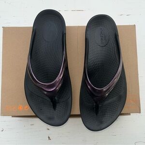 OOFOS Black and Metallic Purple Flip Flops